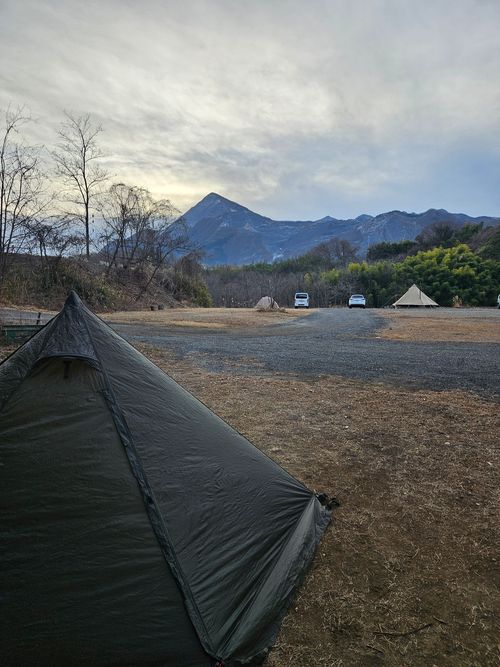 スパイシーカレーチキンレッグじゃないけど ともえ川Park ソロキャンプ 区画サイト オートサイト IZUIZUさんのキャンプブログ CAMPiii（キャンピー） -キャンプ専用SNS キャンプのすべてがここに集まる-