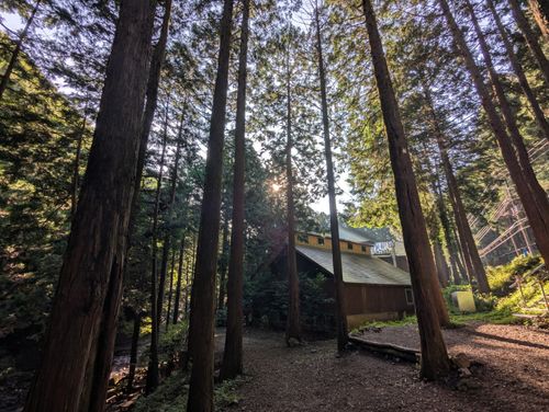 新幕試し張りソロ クアハウス山小屋 ソロキャンプ 区画サイト 週末スナフキンさんのキャンプブログ CAMPiii(キャンピー) -キャンプ専用SNS キャンプのすべてがここに集まる-
