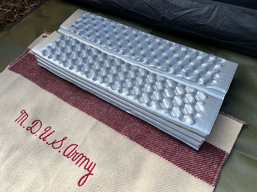 EVERNEW スリーピング マット YOTIさんのキャンプギア CAMPiii（キャンピー） -キャンプ専用SNS キャンプのすべてがここに集まる-