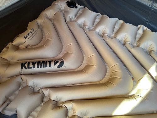 KLYMIT スリーピング マット YOTIさんのキャンプギア CAMPiii（キャンピー） -キャンプ専用SNS キャンプのすべてがここに集まる-