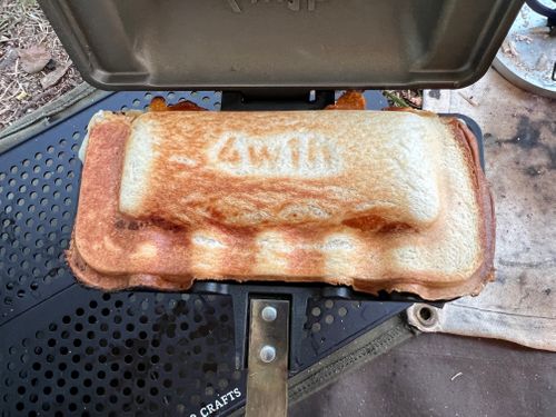 4w1h ヨンダブリューイチエイチ クッキング ホットサンドメーカー YOTIさんのキャンプギア CAMPiii（キャンピー） -キャンプ専用SNS キャンプのすべてがここに集まる-