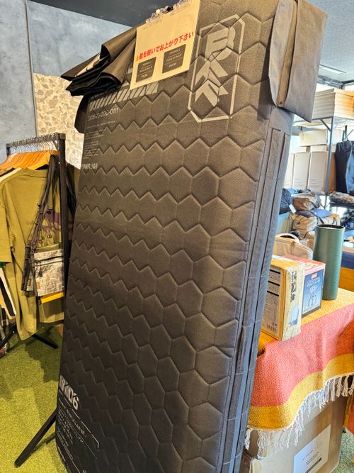 ？ スリーピング マット わかよめさんのキャンプギア CAMPiii（キャンピー） -キャンプ専用SNS キャンプのすべてがここに集まる-