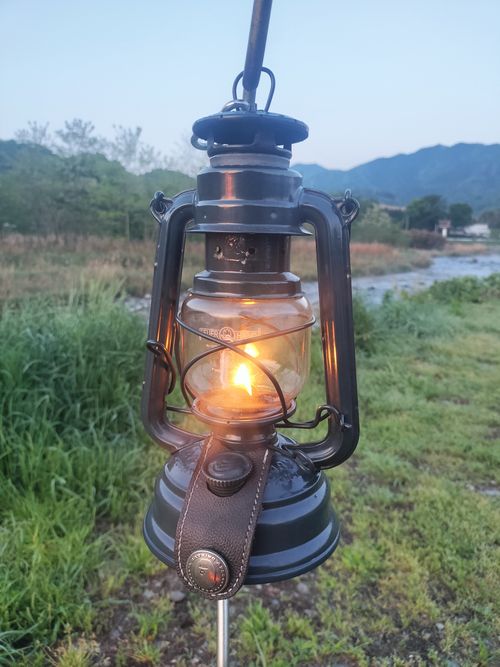 FEUERHAND フュアーハンド ライティング ランタン ウエィダーさんのキャンプギア CAMPiii（キャンピー） -キャンプ専用SNS キャンプのすべてがここに集まる-