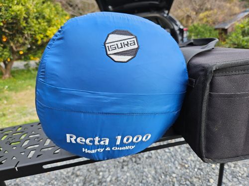 ISUKA イスカ スリーピング シュラフ 三代目とっしぃさんのキャンプギア CAMPiii（キャンピー） -キャンプ専用SNS キャンプのすべてがここに集まる-