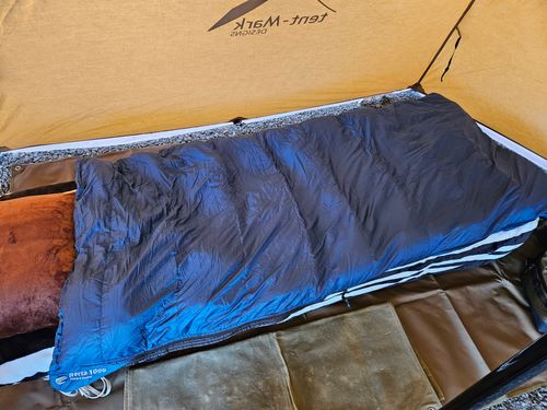 ISUKA イスカ スリーピング シュラフ 三代目とっしぃさんのキャンプギア CAMPiii（キャンピー） -キャンプ専用SNS キャンプのすべてがここに集まる-