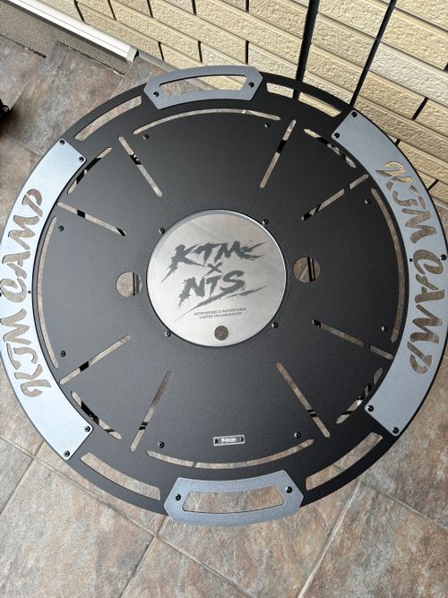 KTM CAMP✖️ NATURE TONES ファニチャー テーブル あやぴーさんのキャンプギア CAMPiii（キャンピー） -キャンプ専用SNS キャンプのすべてがここに集まる-