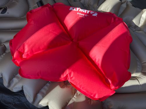 KLYMIT スリーピング 枕 YOTIさんのキャンプギア CAMPiii（キャンピー） -キャンプ専用SNS キャンプのすべてがここに集まる-